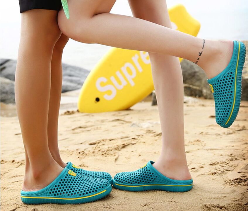 Para prevenir la infección por hongos, es necesario usar pantuflas al caminar por la playa. 